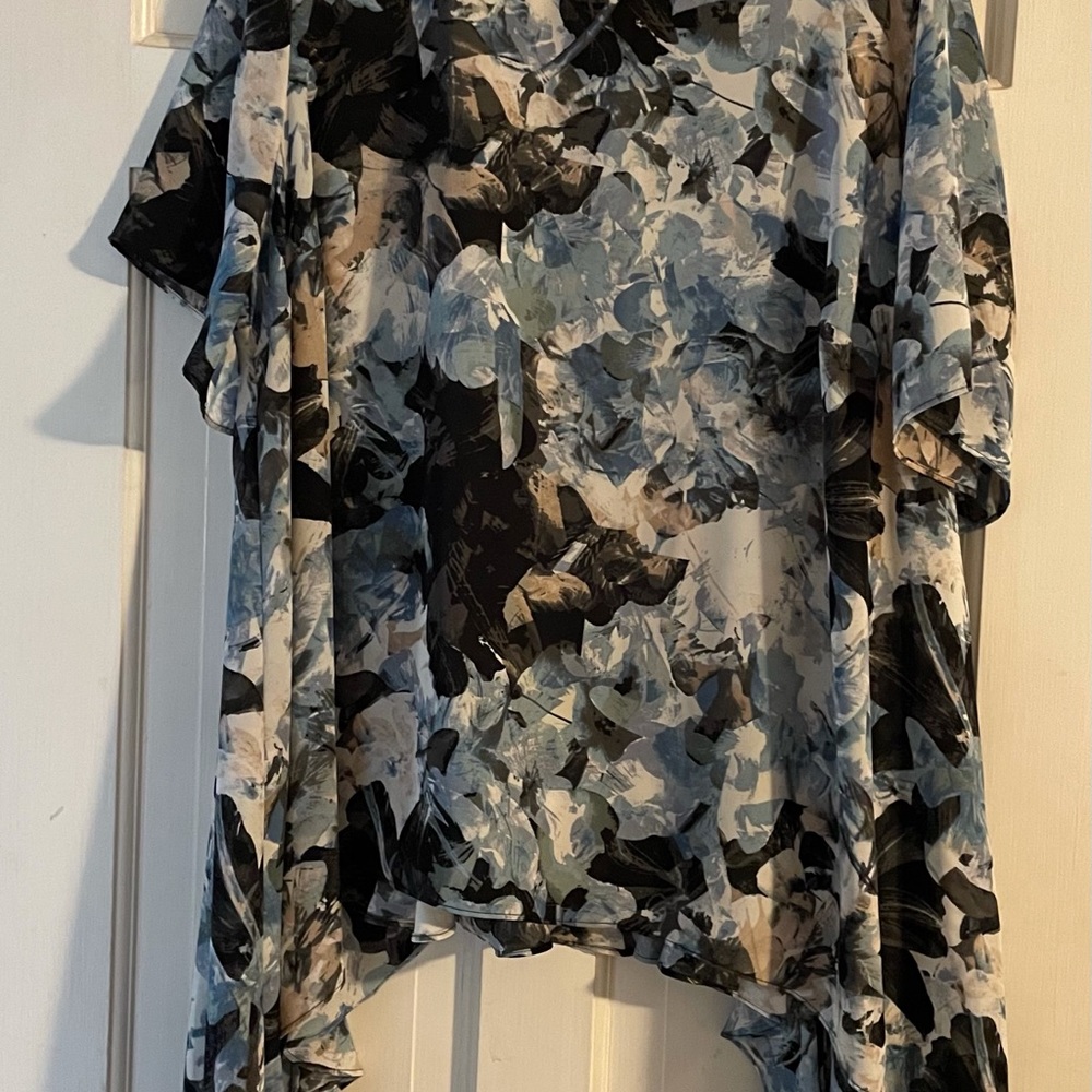 Beautiful Flowy Top - Like New